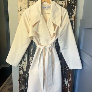 Nine West gorgeous Ivory Belted trench Coat w pockets. Elegant. Size Large.